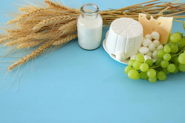 Produtos lácteos e frutas. Símbolos de férias judaicas - Shavuot — Fotografia de Stock