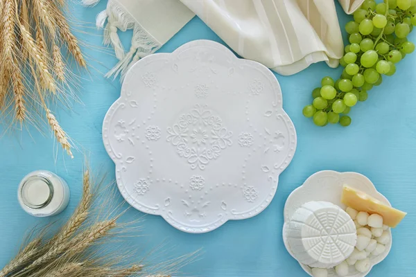 Dairy products and fruits. Symbols of jewish holiday - Shavuot — Stock Photo, Image