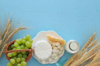 görüntü süt ürünleri ve meyve. Sembolleri Yahudi tatil - Shavuot