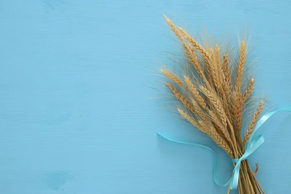 Buğday ürün ahşap masa üzerinde. Sembolleri Yahudi tatil - Shavuot — Stok fotoğraf