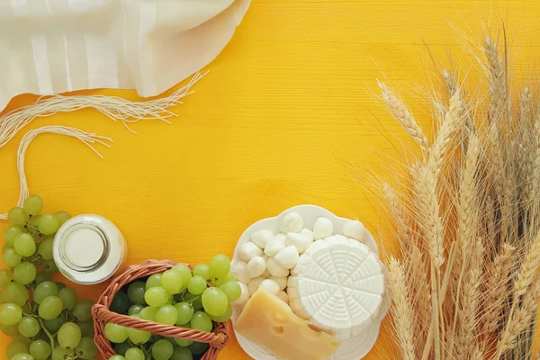 Süt ürünleri ve meyve. Sembolleri Yahudi tatil - Shavuot — Stok fotoğraf