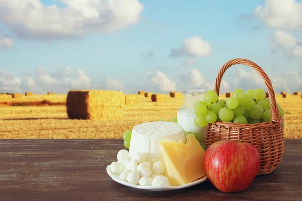 Milchprodukte und Früchte. Symbole des jüdischen Feiertags - shavuot — Stockfoto