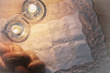 Shabbat görüntüsü. Challah ekmeği, Şabat şarabı ve mumlar