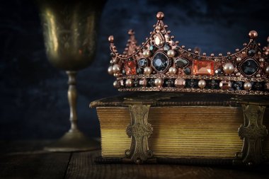 güzel Kraliçe/kral taç eski kitap düşük anahtar görüntü