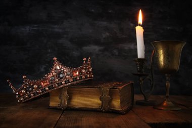 güzel Kraliçe/kral taç eski kitap düşük anahtar görüntü