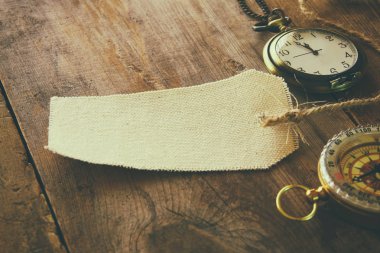 antika cep saati, pusula ve boş tuval etiketi