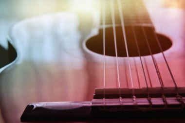 Ahşap çerçevede bir akustik gitar kapatmak