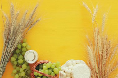 süt ürünleri ve meyve. Sembolleri Yahudi tatil - Shavuot