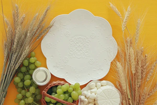 Γαλακτοκομικά προϊόντα και φρούτα. Σύμβολα της εβραϊκής διακοπές - Σαβότ — Φωτογραφία Αρχείου