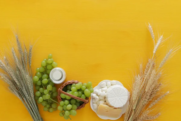 乳製品や果物。ユダヤ人の休日 - シャブオットのシンボル — ストック写真