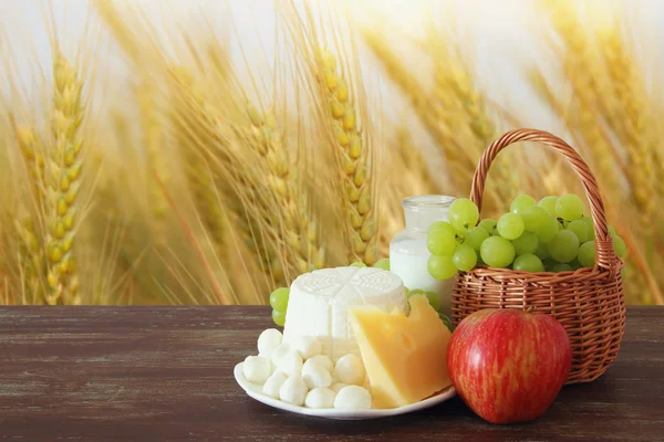 Milchprodukte und Früchte. Symbole des jüdischen Feiertags - shavuot — Stockfoto