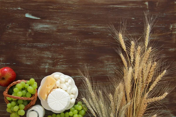 Εικόνα από γαλακτοκομικά προϊόντα και φρούτα. Σύμβολα της εβραϊκής διακοπές - Σαβότ — Φωτογραφία Αρχείου