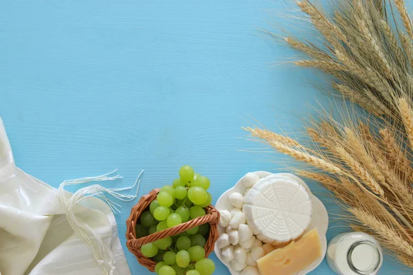 Prodotti lattiero-caseari e frutta. Simboli di vacanza ebrea - Shavuot — Foto Stock