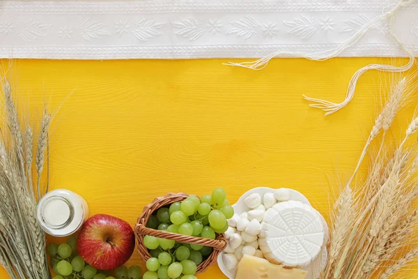 Productos lácteos y frutas. Símbolos de la fiesta judía - Shavuot —  Fotos de Stock