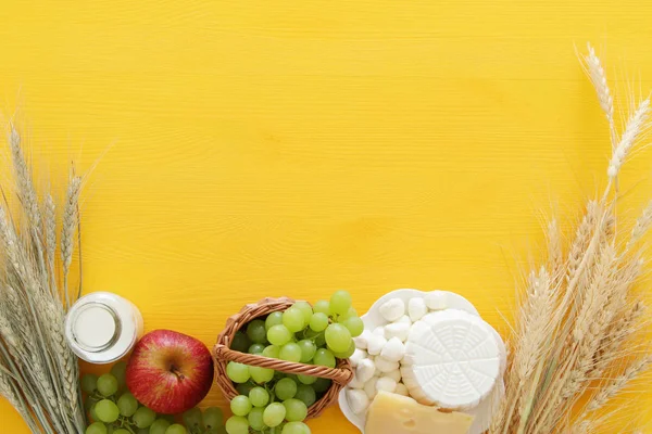 Produtos lácteos e frutas. Símbolos de férias judaicas - Shavuot — Fotografia de Stock