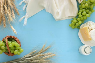 görüntü süt ürünleri ve meyve. Sembolleri Yahudi tatil - Shavuot