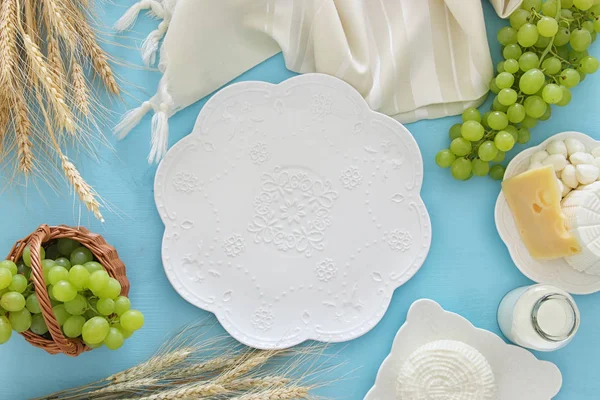 Milchprodukte und Früchte. Symbole des jüdischen Feiertags - shavuot — Stockfoto