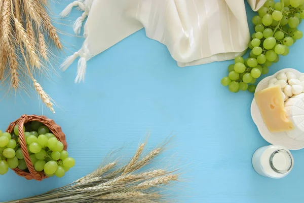 Imagen de productos lácteos y frutas. Símbolos de la fiesta judía - Shavuot —  Fotos de Stock