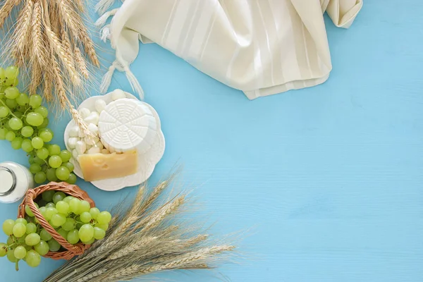 Milchprodukte und Früchte. Symbole des jüdischen Feiertags - shavuot — Stockfoto