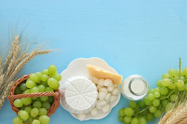 Image der Milchprodukte und Früchte. Symbole des jüdischen Feiertags - shavuot — Stockfoto