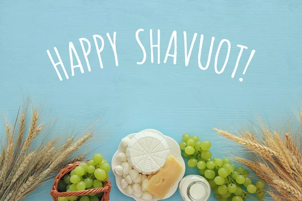 Dairy products and fruits. Symbols of jewish holiday - Shavuot — Stock Photo, Image