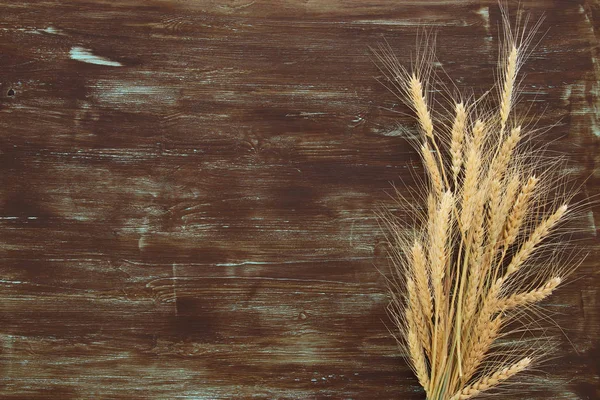 Weizenernte auf Holztisch. Symbole des jüdischen Feiertags - shavuot — Stockfoto