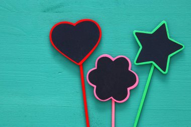 Yeşil ahşap arka plan üzerinde boş işaretleri