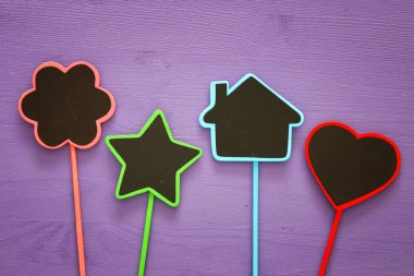 Mor ahşap arka plan üzerinde boş işaretleri