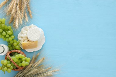 süt ürünleri ve meyve. Sembolleri Yahudi tatil - Shavuot