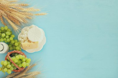 süt ürünleri ve meyve. Sembolleri Yahudi tatil - Shavuot