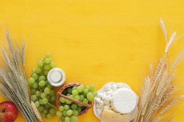 süt ürünleri ve meyve. Sembolleri Yahudi tatil - Shavuot