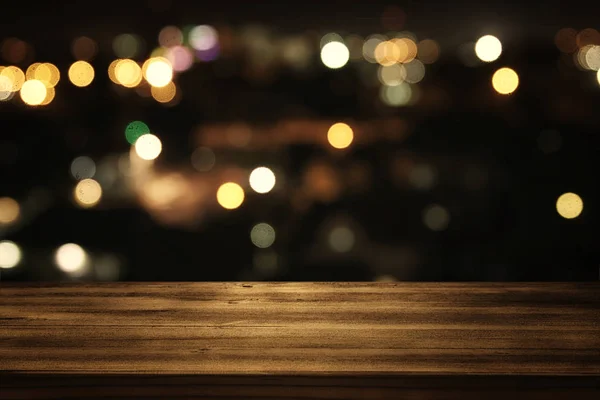 Mesa de madeira na frente de abstrato desfocado restaurante luzes — Fotografia de Stock