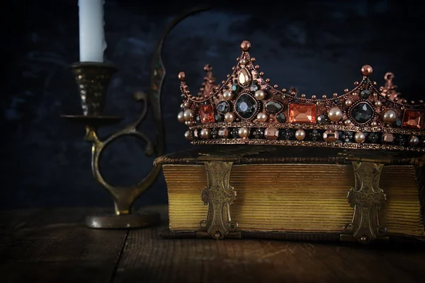 Imagem chave baixa da bela rainha / rei coroa no livro velho — Fotografia de Stock