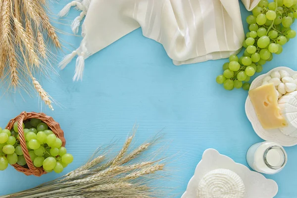 Milchprodukte und Früchte. Symbole des jüdischen Feiertags - shavuot — Stockfoto