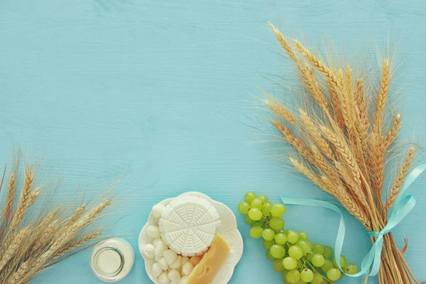 Productos lácteos y frutas. Símbolos de la fiesta judía - Shavuot —  Fotos de Stock