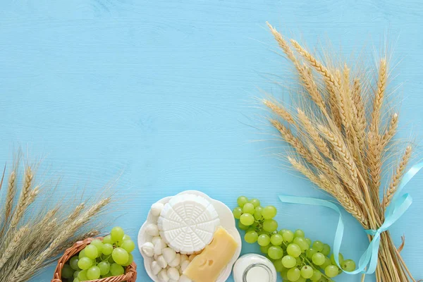 Prodotti lattiero-caseari e frutta. Simboli di vacanza ebrea - Shavuot — Foto Stock