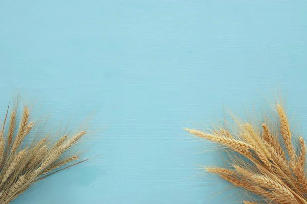 Weizenernte auf Holztisch. Symbole des jüdischen Feiertags - shavuot — Stockfoto