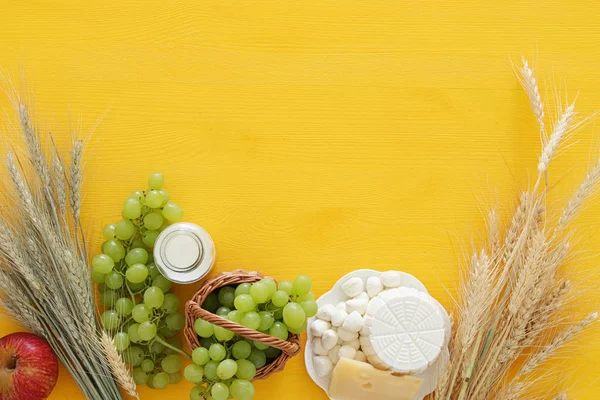 Молочные продукты и фрукты. Символы еврейского праздника - Шавуот — стоковое фото