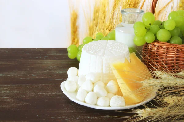 Mejeriprodukter och frukt. Symboler för judiska semester - Shavuot — Stockfoto