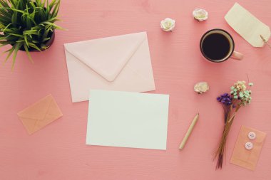 Vintage mockup çiçekler, fincan kahve ve boş mektup ile