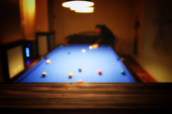 Mesa de madeira na frente de abstrato desfocado snooker jogador fundo . — Fotografia de Stock