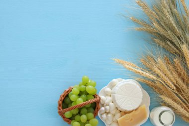 süt ürünleri ve meyve. Sembolleri Yahudi tatil - Shavuot