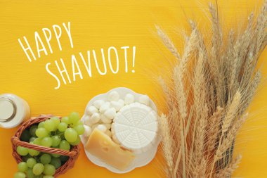 süt ürünleri ve meyve. Sembolleri Yahudi tatil - Shavuot