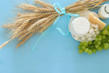 görüntü süt ürünleri ve meyve. Sembolleri Yahudi tatil - Shavuot