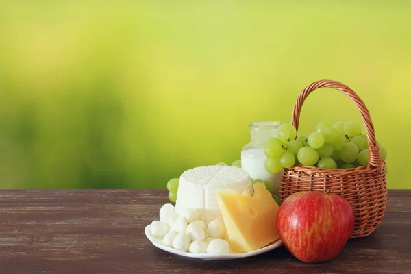 Milchprodukte und Früchte. Symbole des jüdischen Feiertags - shavuot — Stockfoto