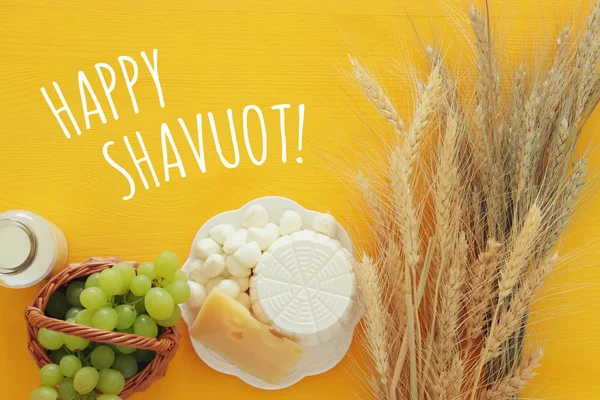 Süt ürünleri ve meyve. Sembolleri Yahudi tatil - Shavuot — Stok fotoğraf