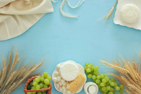 乳制品和水果。犹太节日-五旬节的象征 — 图库照片