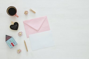 Vintage mockup çiçekler, fincan kahve ve boş mektup ile