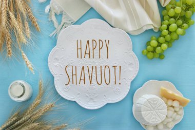 süt ürünleri ve meyve. Sembolleri Yahudi tatil - Shavuot