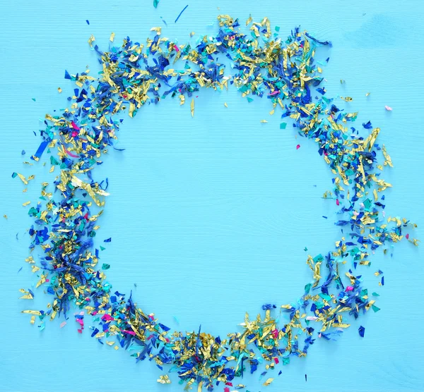 Fiesta fondo azul con confeti colorido —  Fotos de Stock